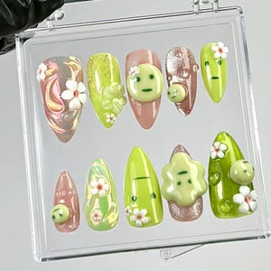 Kawaii Grüne Presse auf den Nägeln von Hudi Nails | Grün & Pink 3D Nailart | Wunderliche 3D Fake Nägel | Kawaii Nägel mit Blumen | Geschenke | HR790YK