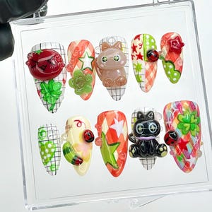 Uñas postizas kawaii de gato y mariquita de HudiNails / Uñas postizas estilo Harajuku / Uñas postizas kawaii estilo cuadrícula / Diseño de uñas con dibujos animados / HB846YC