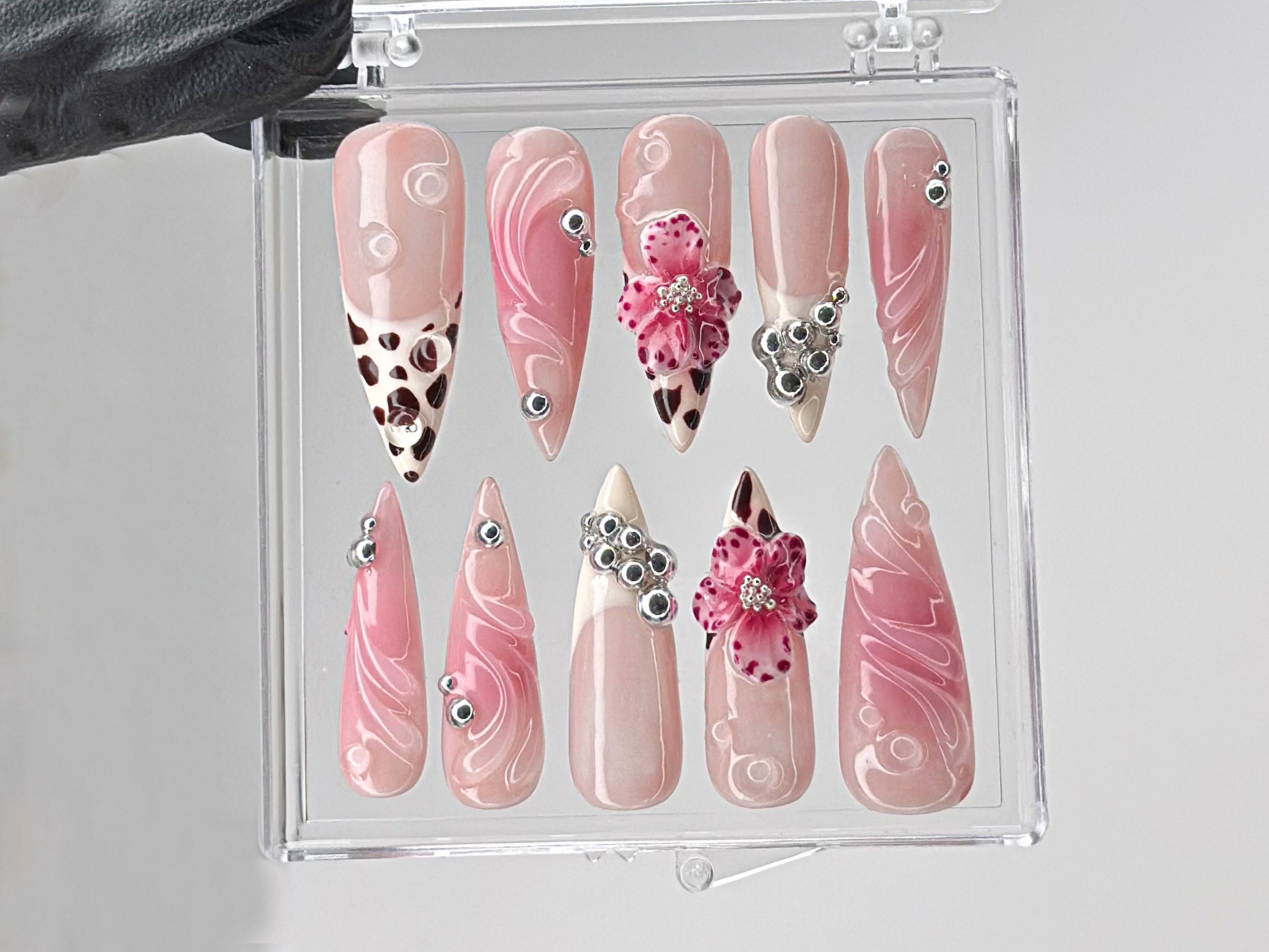 Kikonoke 3D Nageldesign Set – 850 Teile Mit Schmetterlingen, Rosen, Bären & Strasssteinen