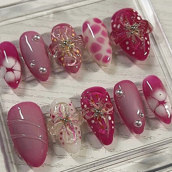 Flores de cuento de hadas Press On Nails / Freestyle Pink Garden Almond Nails / Dreamy Nail Art in Fake Nails / propietario: baddiebabanails_ / HD292A