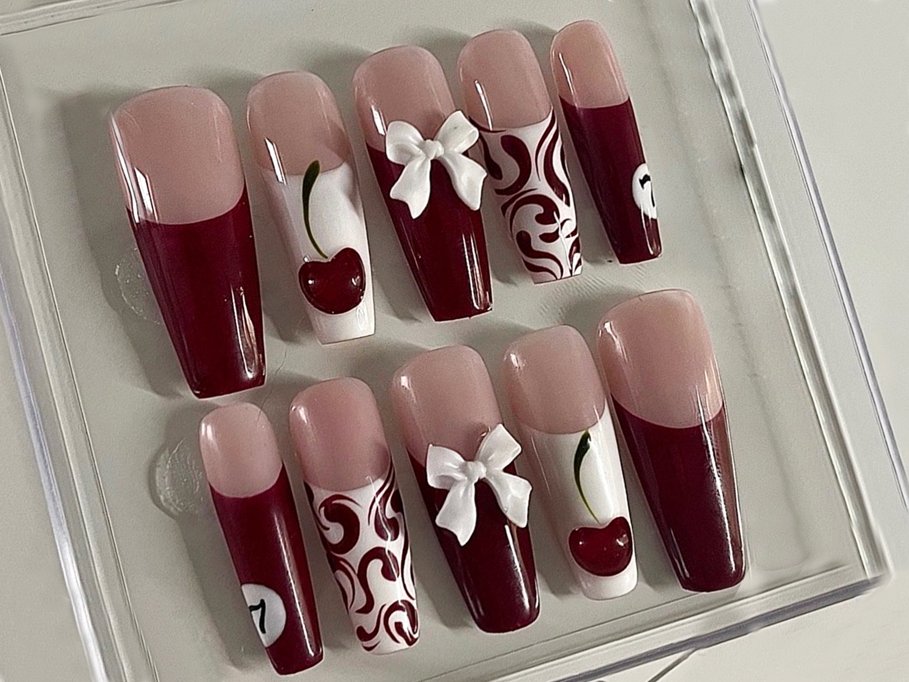 Kirschblüte Drücken Sie auf die Nägel | Rosa und Rot Nagel Set | 3D-Kirsche mit Schleifenanhänger und Lucky 7 Detaillierung | Y2k Stil Nägel | KW 311N