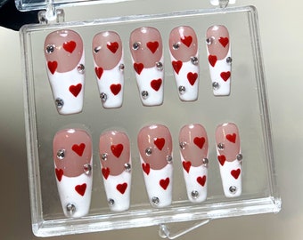 Französisches Rosa Drücken Sie auf die Nägel | Mit süßen roten Herzen geschmückt Nail Art | Schimmernde Silber Fake Nägel | Valentine falsche Nägel | KW206Y