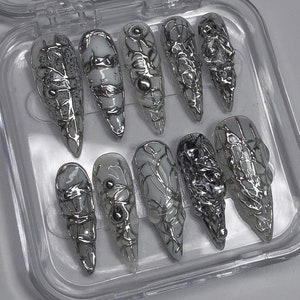 Trendige Chrom Drücken Sie auf die Nägel | Schwarze Rätselhafte Muster Gefälschte Nägel | Moderne Metallic Nagelkunst | Goth, Gothic Nagelkunst| Y2k Nägel | KW467Y