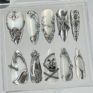 Luksusowe gotyckie nakładki na paznokcie | Unikatowe sztuczne paznokcie z czaszką i łańcuszkiem | Srebrne zdobienia na zamówienie | Gotyckie paznokcie | nakładki na paznokcie | Y2k Nails | HB402TL