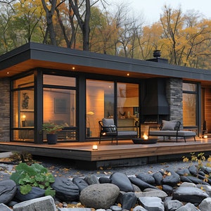 Op de afbeelding: Een modern, eenlaags huis met een zwart dak en grote ramen. Het huis heeft een stenen buitenkant en een houten terras met een vuurplaats. Het huis is omgeven door bomen en rotsen.