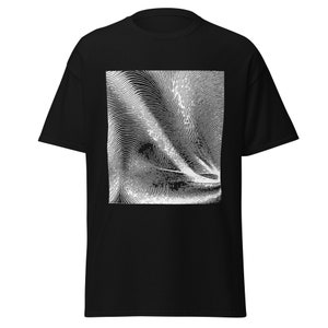 Może przedstawiać: Czarny t-shirt z białym nadrukiem abstrakcyjnego wzoru w kształcie spirali.