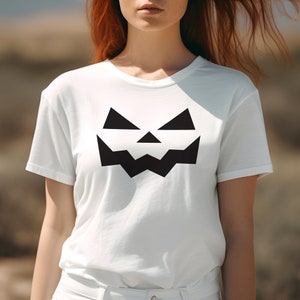 Halloween Tee - Spooky smile - White tee - Pumpkin season - Fall vibes - Jack-o-lantern