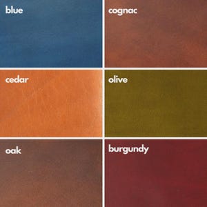 Puede incluir: Una paleta de colores que muestra seis muestras de cuero. Los colores incluyen azul, co&ntilde;ac, cedro, oliva, roble y borgo&ntilde;a. Cada muestra presenta un color s&oacute;lido con una textura suave, ideal para art&iacute;culos de cuero.