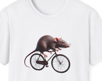 Puede incluir: Camiseta blanca con un gráfico de una rata marrón montando una bicicleta.