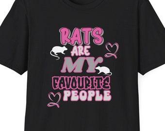 Pode incluir: Camiseta preta com um gráfico rosa que diz "Ratos são minhas pessoas favoritas" com duas silhuetas de ratos brancas e dois corações rosas.