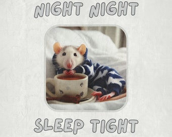 Puede incluir: Una rata blanca con pijama azul se sienta en la cama con una taza de chocolate caliente. El texto "Night Night Sleep Tight" está escrito en la manta.