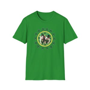 以下が含まれることがあります： 緑色のTシャツに、クローバーの輪と、緑色の妖精の帽子をかぶったネズミが2匹描かれています。