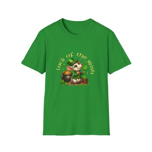 以下が含まれることがあります： 緑色のTシャツに、緑色の帽子をかぶり、クローバーを持っている漫画のネズミが描かれています。Tシャツには「luck of the irish」という文字が印刷されています。