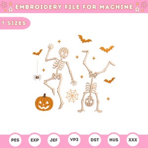 Op de afbeelding: Een borduurontwerp voor machines met twee beige skeletten, één dansend en één in handstand, vergezeld door een oranje pompoen, een spin in een web, diverse oranje vleermuizen en kleine sterren. Tekst: EMBROIDERY FILE FOR MACHINE.