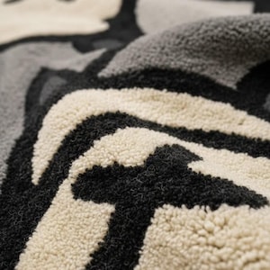 KAWS Stil Abstrakter Teppich 200x300 Moderner Cartoon Teppich, Schwarz Grau Weißer Teppich, Einzigartiger Teppich Bild 4