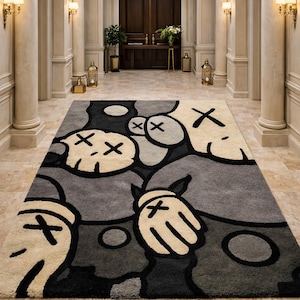 K&ouml;nnte beinhalten: Ein rechteckiger Teppich mit einem verspielten Design. Der Teppich zeigt ein Muster aus cartoonartigen Figuren in Grau-, Schwarz- und Cremet&ouml;nen. Die Figuren haben X-f&ouml;rmige Augen und H&auml;nde mit Kreuzen. Der Teppich befindet sich in einem gro&szlig;en Eingangsbereich.