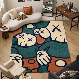 K&ouml;nnte beinhalten: Ein modernes Wohnzimmer mit einem gro&szlig;en Teppich mit einem Cartoon-Charakter-Design in T&uuml;rkis, Orange und Creme. Der Raum umfasst ein geschwungenes wei&szlig;es Sofa, Kunstwerke und einen dunklen Holzschreibtisch mit einer Lampe.