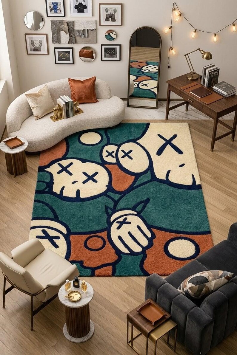 K&ouml;nnte beinhalten: Ein modernes Wohnzimmer mit einem gro&szlig;en Teppich mit einem Cartoon-Charakter-Design in T&uuml;rkis, Orange und Creme. Der Raum umfasst ein geschwungenes wei&szlig;es Sofa, Kunstwerke und einen dunklen Holzschreibtisch mit einer Lampe.