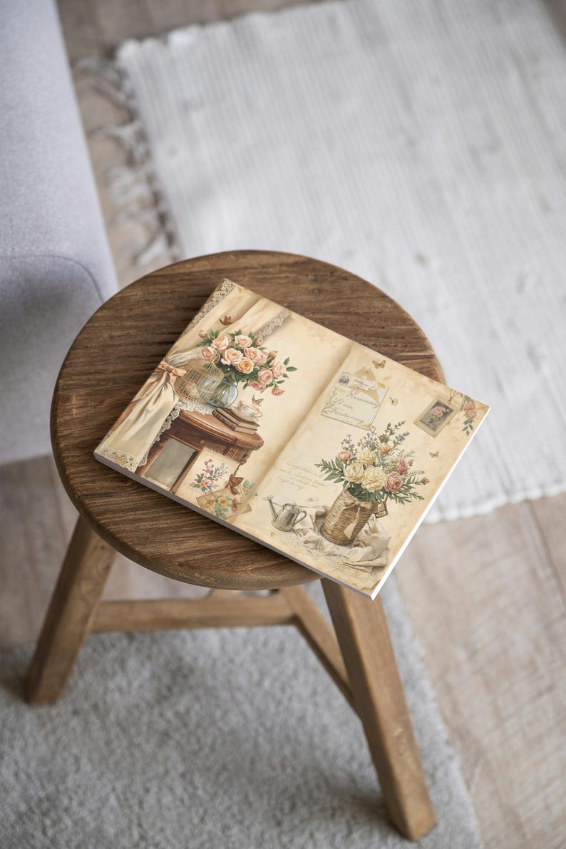 K&ouml;nnte beinhalten: Eine dekorative Keramikfliese mit einem Vintage-Blumenmuster. Die Fliese zeigt Str&auml;u&szlig;e aus Rosen und anderen Blumen in Vasen und K&ouml;rben, mit einer weichen, ged&auml;mpften Farbpalette. Die Fliese liegt auf einem kleinen, runden Holzschemel.