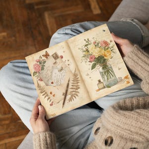 K&ouml;nnte beinhalten: Ein offenes Journal mit Illustrationen im Vintage-Stil. Eine Seite zeigt einen Strau&szlig; gelber und rosa Rosen in einem Glas. Die andere Seite zeigt einen Umschlag mit einer Briefmarke, einem Stift und botanischen Elementen. Das Journal wird von einer Person gehalten, die einen beigen Pullover tr&auml;gt.
