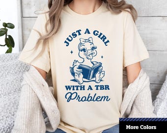 Maglietta Just A Girl With A TBR Problem, Maglietta Carina per Lettrici, Maglietta con Problema TBR, Regalo per Amanti dei Libri, Abbigliamento da Lettura per Ragazze, Maglietta Grafica Unisex.