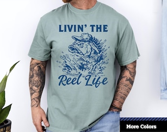 Comfort Colors® Livin' The Reel Life T-shirt, rolig fisketröja, presenter till fiskare, friluftskläder, unisex t-shirt med grafisk design.