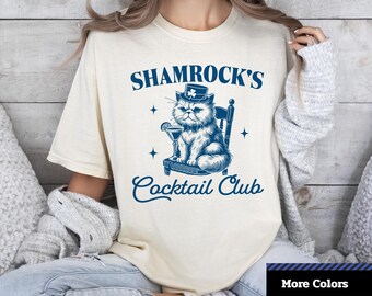 Comfort Colors® シャムロックのカクテル クラブ T シャツ、面白い猫のシャツ、聖パトリックの日のユーモア、ユニセックス グラフィック T シャツ。