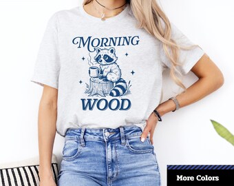 Maglietta Whimsical Raccoon: Maglietta unisex Morning Wood Coffee Lover