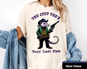 Maglietta Comfort Colors® You Just Yee'd Your Last Haw, maglietta con illustrazione di un cowboy opossum, maglietta grafica unisex.
