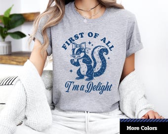 "Lustiges Stinktier T-Shirt: ""Zuerst einmal bin ich ein Entzücker"" - Unisex T-Shirt."