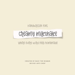 Pode incluir: Uma fonte manuscrita chamada "creamy milkshake" é exibida em um fundo bege claro. A fonte, em estilo cursivo, apresenta as palavras "creamy milkshake" em uma forma branca semelhante a papel. O texto "Where every word feels homemade" também está incluído.