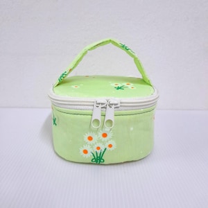 Molde para necessaire com borda curva, guia em PDF para nécessaire simples e quadrada, fotos e vídeo passo a passo.