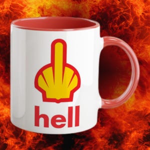 Op de afbeelding: Een witte keramische mok met een rode binnenkant en een rood handvat. De voorzijde van de mok toont een geel en rood grafisch ontwerp van een schelpvorm die lijkt op een middelvinger, met de kleine rode tekst "hell" er direct onder.