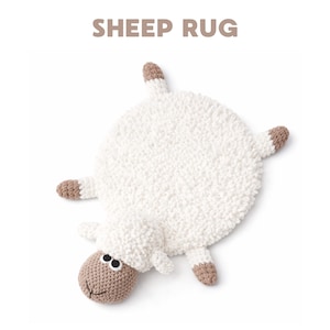 Può includere: Un tappeto bianco a forma di pecora con faccia, orecchie e zoccoli marroni. Il tappeto presenta il testo "SHEEP RUG" in alto. Il tappeto è realizzato in un materiale morbido e strutturato, progettato per assomigliare a una pecora.