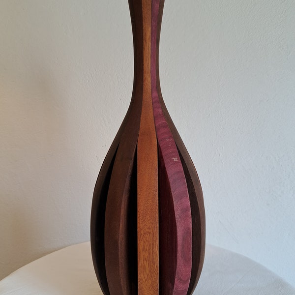 Vase style amphore, en bois exotique