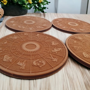 Porta-copos do Zodíaco feitos à mão com signos astrológicos gravados. Presente perfeito para amantes da astrologia, decoração de casa, aniversários ou inauguração de casa.