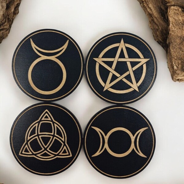 Handbeschilderde wicca-symbool houten onderzetters van Craftygiftsplace