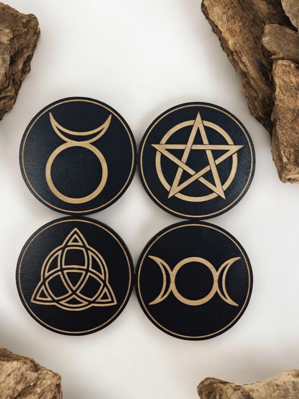 Handbeschilderde wicca-symbool houten onderzetters van Craftygiftsplace