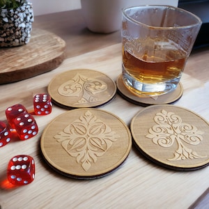 Ensemble de sous-verres de poker - 4 As en bois, accessoire de table parfait pour les joueurs, les amateurs de whisky, décoration de cartes vintage, cadeau pour lui, homme des cavernes