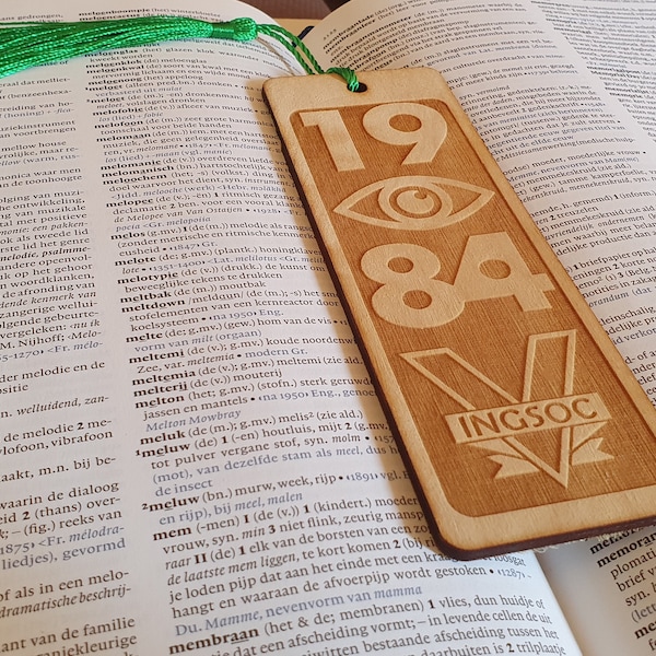 1984-geinspireerde houten bladwijzer van Craftygiftsplace