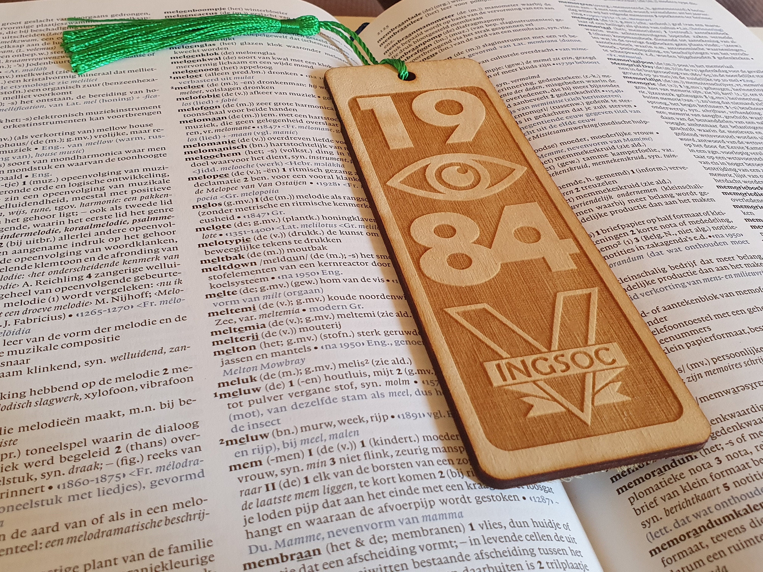 1984-geinspireerde houten bladwijzer van Craftygiftsplace