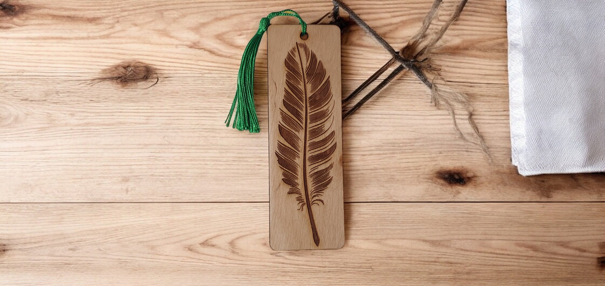 Gepersonaliseerde houten bladwijzer met veer van Craftygiftsplace