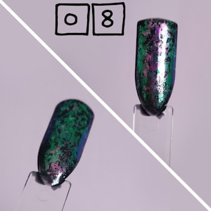 Puede incluir: Dos paletas de muestra para esmalte de u&ntilde;as con un acabado met&aacute;lico de efecto tornasol que cambia entre verde oscuro, morado y negro. La superficie tiene una apariencia texturizada y escamosa. El n&uacute;mero 08 est&aacute; escrito en tinta negra arriba.