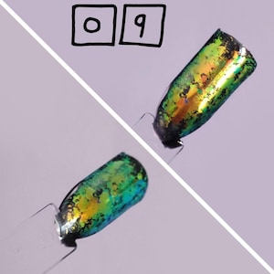 Puede incluir: Dos muestras de esmalte de u&ntilde;as en palitos de pl&aacute;stico transparente etiquetados con el n&uacute;mero 09. Las muestras presentan un acabado met&aacute;lico e iridiscente que cambia entre tonos verdes, dorados y azules con una capa oscura, moteada y texturizada.