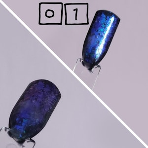 Puede incluir: Dos muestras de esmalte de u&ntilde;as en palitos de pl&aacute;stico transparente etiquetados con los n&uacute;meros 0 y 1. El esmalte tiene una base azul oscuro profundo llena de escamas iridiscentes que cambian entre tonos de azul brillante, turquesa y morado.