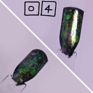 Puede incluir: Dos muestras de esmalte de u&ntilde;as en palitos de pl&aacute;stico transparente, cada una con una base negra cubierta de escamas iridiscentes verdes, moradas y doradas. La parte superior de la imagen muestra el texto 0 4 dentro de dos cuadrados.
