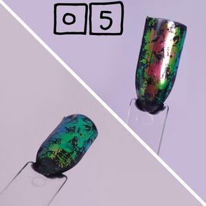 Puede incluir: Dos muestras de esmalte de u&ntilde;as en palitos de pl&aacute;stico transparente, cada una con una base negra cubierta de escamas de papel iridiscente en tonos verde, azul y magenta. La imagen incluye el texto 0 5 en recuadros negros arriba.