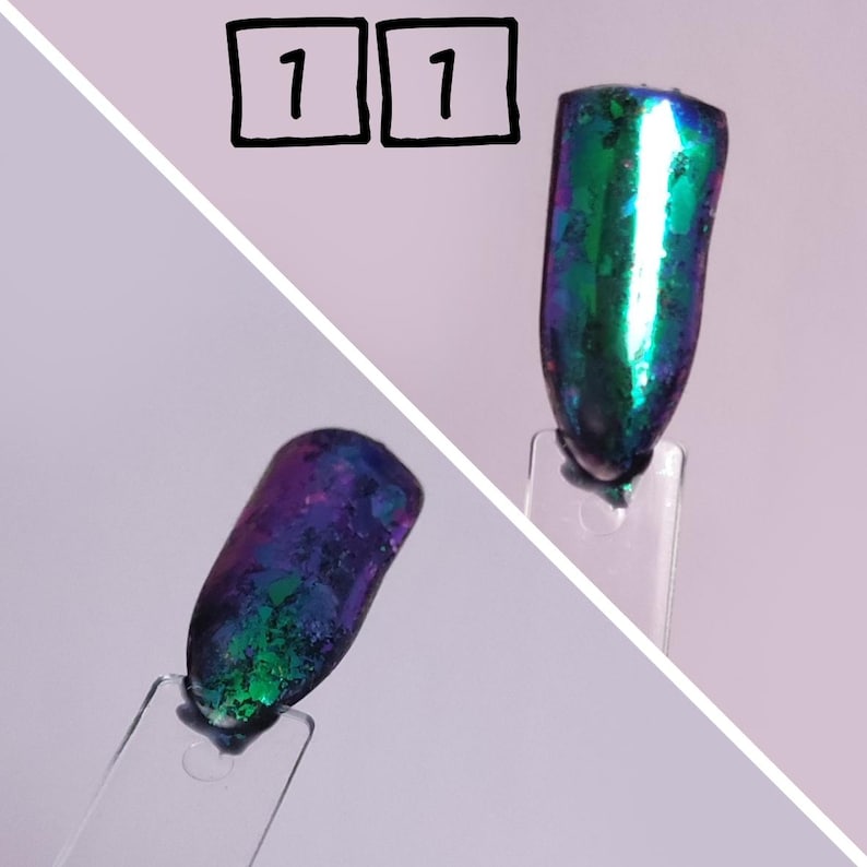 Puede incluir: Dos muestras de esmalte de u&ntilde;as en palitos de pl&aacute;stico transparente etiquetados con el n&uacute;mero 11. Las muestras presentan un acabado oscuro e iridiscente con tonos cambiantes de morado profundo, azul y verde vibrante con part&iacute;culas reflectantes.