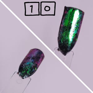 Puede incluir: Dos muestras de esmalte de u&ntilde;as en palitos de pl&aacute;stico transparente etiquetados con el n&uacute;mero 10. Las muestras presentan una base oscura con un acabado de escamas iridiscentes multicolores que cambian entre tonos verdes, morados y azules.