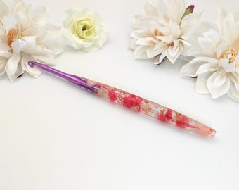 Aguja de crochet de resina hecha a mano con flores naturales y pan de oro | Mango ergonómico | Regalo para crocheteras | Aguja de crochet floral
